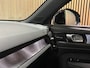 Volvo EX40 Single Motor Extended Range Ultra 82 kWh | 100% SoH | Schuifdak | 360° Camera | All Season banden | Harman Kardon | Adaptieve Cruise Control | Bestuurdersstoel elektrisch geheugen | Stoel en Stuurwielverwarming | 19 Inch | Passagiersstoel elektrisch | Microtech / alcantara bekleding met wit stiksel en bies | Zitting verlenging voorstoelen | Pilot Assist | BLIS Dode Hoek Detectie | Warmtepomp | Google Infotainment | Keyless Drive | Parkeersensoren voor+achter | Privacy Glass | Elektrisch bedienbare achterklep | Draadloos telefoon opladen | DAB Radio | Apple Carplay/Android Auto | Volvo On Call met mobiele App functie | Sage Green Metallic |
