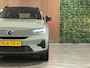 Volvo EX40 Single Motor Extended Range Ultra 82 kWh | 100% SoH | Schuifdak | 360° Camera | All Season banden | Harman Kardon | Adaptieve Cruise Control | Bestuurdersstoel elektrisch geheugen | Stoel en Stuurwielverwarming | 19 Inch | Passagiersstoel elektrisch | Microtech / alcantara bekleding met wit stiksel en bies | Zitting verlenging voorstoelen | Pilot Assist | BLIS Dode Hoek Detectie | Warmtepomp | Google Infotainment | Keyless Drive | Parkeersensoren voor+achter | Privacy Glass | Elektrisch bedienbare achterklep | Draadloos telefoon opladen | DAB Radio | Apple Carplay/Android Auto | Volvo On Call met mobiele App functie | Sage Green Metallic |