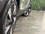 Volvo EX40 Single Motor Extended Range Ultra 82 kWh | 100% SoH | Schuifdak | 360° Camera | All Season banden | Harman Kardon | Adaptieve Cruise Control | Bestuurdersstoel elektrisch geheugen | Stoel en Stuurwielverwarming | 19 Inch | Passagiersstoel elektrisch | Microtech / alcantara bekleding met wit stiksel en bies | Zitting verlenging voorstoelen | Pilot Assist | BLIS Dode Hoek Detectie | Warmtepomp | Google Infotainment | Keyless Drive | Parkeersensoren voor+achter | Privacy Glass | Elektrisch bedienbare achterklep | Draadloos telefoon opladen | DAB Radio | Apple Carplay/Android Auto | Volvo On Call met mobiele App functie | Sage Green Metallic |