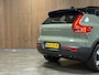 Volvo EX40 Single Motor Extended Range Ultra 82 kWh | 100% SoH | Schuifdak | 360° Camera | All Season banden | Harman Kardon | Adaptieve Cruise Control | Bestuurdersstoel elektrisch geheugen | Stoel en Stuurwielverwarming | 19 Inch | Passagiersstoel elektrisch | Microtech / alcantara bekleding met wit stiksel en bies | Zitting verlenging voorstoelen | Pilot Assist | BLIS Dode Hoek Detectie | Warmtepomp | Google Infotainment | Keyless Drive | Parkeersensoren voor+achter | Privacy Glass | Elektrisch bedienbare achterklep | Draadloos telefoon opladen | DAB Radio | Apple Carplay/Android Auto | Volvo On Call met mobiele App functie | Sage Green Metallic |
