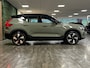 Volvo EX40 Single Motor Extended Range Ultra 82 kWh | 100% SoH | Schuifdak | 360° Camera | All Season banden | Harman Kardon | Adaptieve Cruise Control | Bestuurdersstoel elektrisch geheugen | Stoel en Stuurwielverwarming | 19 Inch | Passagiersstoel elektrisch | Microtech / alcantara bekleding met wit stiksel en bies | Zitting verlenging voorstoelen | Pilot Assist | BLIS Dode Hoek Detectie | Warmtepomp | Google Infotainment | Keyless Drive | Parkeersensoren voor+achter | Privacy Glass | Elektrisch bedienbare achterklep | Draadloos telefoon opladen | DAB Radio | Apple Carplay/Android Auto | Volvo On Call met mobiele App functie | Sage Green Metallic |