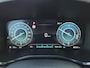 Hyundai Santa Fe 1.6 T-GDI PHEV Premium Plus Sky / SOH 100% / Dealer onderhouden / Fabrieksgarantie tot 06-2027 / Trekgewicht 1350 kg / Head Up Display / Elektrische achterklep / Rondomzicht camera / Stuur- Stoel & Achterbank verwarming / Glazen schuif- en kanteldak /