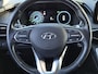 Hyundai Santa Fe 1.6 T-GDI PHEV Premium Plus Sky / SOH 100% / Dealer onderhouden / Fabrieksgarantie tot 06-2027 / Trekgewicht 1350 kg / Head Up Display / Elektrische achterklep / Rondomzicht camera / Stuur- Stoel & Achterbank verwarming / Glazen schuif- en kanteldak /