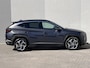 Hyundai Tucson 1.6 T-GDI PHEV Comfort Smart 4WD / Fabrieksgarantie tot 06-2028 / Accu SoH 100 % / Dealer onderhouden / Navigatie / Camera / Apple Carplay Android / Stuur- en stoelverwarming / 19" LM wielen /