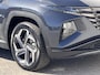 Hyundai Tucson 1.6 T-GDI PHEV Comfort Smart 4WD / Fabrieksgarantie tot 06-2028 / Accu SoH 100 % / Dealer onderhouden / Navigatie / Camera / Apple Carplay Android / Stuur- en stoelverwarming / 19" LM wielen /