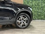 Volvo XC40 B4 Plus Dark | Trekhaak | Harman Kardon | Bestuurdersstoel elektrisch geheugen | Adaptieve Cruise Control | Stoel en Stuurwielverwarming | Google Infotainment | Parkeercamera | Pilot Assist | BLIS Dode Hoek Detectie | Keyless Drive | Parkeersensoren voor+achter | Passagiersstoel elektrisch | Elektrisch bedienbare achterklep | 18 Inch | Zitting verlenging voorstoelen | DAB Radio | Apple Carplay/Android Auto | Draadloos telefoon opladen | Volvo On Call met mobiele App functie | Onyx Black Metallic |