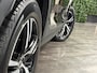 Volvo XC40 B4 Plus Dark | Trekhaak | Harman Kardon | Bestuurdersstoel elektrisch geheugen | Adaptieve Cruise Control | Stoel en Stuurwielverwarming | Google Infotainment | Parkeercamera | Pilot Assist | BLIS Dode Hoek Detectie | Keyless Drive | Parkeersensoren voor+achter | Passagiersstoel elektrisch | Elektrisch bedienbare achterklep | 18 Inch | Zitting verlenging voorstoelen | DAB Radio | Apple Carplay/Android Auto | Draadloos telefoon opladen | Volvo On Call met mobiele App functie | Onyx Black Metallic |