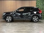Volvo XC40 B4 Plus Dark | Trekhaak | Harman Kardon | Bestuurdersstoel elektrisch geheugen | Adaptieve Cruise Control | Stoel en Stuurwielverwarming | Google Infotainment | Parkeercamera | Pilot Assist | BLIS Dode Hoek Detectie | Keyless Drive | Parkeersensoren voor+achter | Passagiersstoel elektrisch | Elektrisch bedienbare achterklep | 18 Inch | Zitting verlenging voorstoelen | DAB Radio | Apple Carplay/Android Auto | Draadloos telefoon opladen | Volvo On Call met mobiele App functie | Onyx Black Metallic |