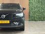 Volvo XC40 B4 Plus Dark | Trekhaak | Harman Kardon | Bestuurdersstoel elektrisch geheugen | Adaptieve Cruise Control | Stoel en Stuurwielverwarming | Google Infotainment | Parkeercamera | Pilot Assist | BLIS Dode Hoek Detectie | Keyless Drive | Parkeersensoren voor+achter | Passagiersstoel elektrisch | Elektrisch bedienbare achterklep | 18 Inch | Zitting verlenging voorstoelen | DAB Radio | Apple Carplay/Android Auto | Draadloos telefoon opladen | Volvo On Call met mobiele App functie | Onyx Black Metallic |