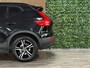 Volvo XC40 B4 Plus Dark | Trekhaak | Harman Kardon | Bestuurdersstoel elektrisch geheugen | Adaptieve Cruise Control | Stoel en Stuurwielverwarming | Google Infotainment | Parkeercamera | Pilot Assist | BLIS Dode Hoek Detectie | Keyless Drive | Parkeersensoren voor+achter | Passagiersstoel elektrisch | Elektrisch bedienbare achterklep | 18 Inch | Zitting verlenging voorstoelen | DAB Radio | Apple Carplay/Android Auto | Draadloos telefoon opladen | Volvo On Call met mobiele App functie | Onyx Black Metallic |
