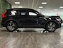 Volvo XC40 B4 Plus Dark | Trekhaak | Harman Kardon | Bestuurdersstoel elektrisch geheugen | Adaptieve Cruise Control | Stoel en Stuurwielverwarming | Google Infotainment | Parkeercamera | Pilot Assist | BLIS Dode Hoek Detectie | Keyless Drive | Parkeersensoren voor+achter | Passagiersstoel elektrisch | Elektrisch bedienbare achterklep | 18 Inch | Zitting verlenging voorstoelen | DAB Radio | Apple Carplay/Android Auto | Draadloos telefoon opladen | Volvo On Call met mobiele App functie | Onyx Black Metallic |