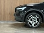 Volvo XC40 B4 Plus Dark | Trekhaak | Harman Kardon | Bestuurdersstoel elektrisch geheugen | Adaptieve Cruise Control | Stoel en Stuurwielverwarming | Google Infotainment | Parkeercamera | Pilot Assist | BLIS Dode Hoek Detectie | Keyless Drive | Parkeersensoren voor+achter | Passagiersstoel elektrisch | Elektrisch bedienbare achterklep | 18 Inch | Zitting verlenging voorstoelen | DAB Radio | Apple Carplay/Android Auto | Draadloos telefoon opladen | Volvo On Call met mobiele App functie | Onyx Black Metallic |