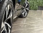 Volvo XC90 T8 AWD Recharge R-Design Long Range | Harman Kardon | 455pk | Schuifdak | Adaptieve Cruise Control | Stoelverwarming voor+achter | Stuurwielverwarming | 20 Inch | Full LED meesturende koplampen | Pilot Assist | BLIS Dode Hoek Detectie | Elektrische voorstoelen geheugen | R-Design Contourstoelen Nappa lederen/Alcantara met wit stiksel en bies | Zitting verlenging voorstoelen | Lederen dashboard | Keyless Drive | Parkeersensoren voor+achter | Privacy Glass | Elektrisch bedienbare achterklep | Geïntegreerde zongordijnen achterportieren | 7-Persoons | 4-Zone Climate Control | DAB Radio | Apple Carplay/Android Auto | Draadloos telefoon opladen | Verlichte instaplijsten | Volvo On Call met mobiele App functie | Onyx Black Metallic |