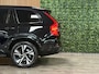 Volvo XC90 T8 AWD Recharge R-Design Long Range | Harman Kardon | 455pk | Schuifdak | Adaptieve Cruise Control | Stoelverwarming voor+achter | Stuurwielverwarming | 20 Inch | Full LED meesturende koplampen | Pilot Assist | BLIS Dode Hoek Detectie | Elektrische voorstoelen geheugen | R-Design Contourstoelen Nappa lederen/Alcantara met wit stiksel en bies | Zitting verlenging voorstoelen | Lederen dashboard | Keyless Drive | Parkeersensoren voor+achter | Privacy Glass | Elektrisch bedienbare achterklep | Geïntegreerde zongordijnen achterportieren | 7-Persoons | 4-Zone Climate Control | DAB Radio | Apple Carplay/Android Auto | Draadloos telefoon opladen | Verlichte instaplijsten | Volvo On Call met mobiele App functie | Onyx Black Metallic |