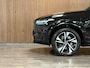 Volvo XC90 T8 AWD Recharge R-Design Long Range | Harman Kardon | 455pk | Schuifdak | Adaptieve Cruise Control | Stoelverwarming voor+achter | Stuurwielverwarming | 20 Inch | Full LED meesturende koplampen | Pilot Assist | BLIS Dode Hoek Detectie | Elektrische voorstoelen geheugen | R-Design Contourstoelen Nappa lederen/Alcantara met wit stiksel en bies | Zitting verlenging voorstoelen | Lederen dashboard | Keyless Drive | Parkeersensoren voor+achter | Privacy Glass | Elektrisch bedienbare achterklep | Geïntegreerde zongordijnen achterportieren | 7-Persoons | 4-Zone Climate Control | DAB Radio | Apple Carplay/Android Auto | Draadloos telefoon opladen | Verlichte instaplijsten | Volvo On Call met mobiele App functie | Onyx Black Metallic |