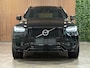 Volvo XC90 T8 AWD Recharge R-Design Long Range | Harman Kardon | 455pk | Schuifdak | Adaptieve Cruise Control | Stoelverwarming voor+achter | Stuurwielverwarming | 20 Inch | Full LED meesturende koplampen | Pilot Assist | BLIS Dode Hoek Detectie | Elektrische voorstoelen geheugen | R-Design Contourstoelen Nappa lederen/Alcantara met wit stiksel en bies | Zitting verlenging voorstoelen | Lederen dashboard | Keyless Drive | Parkeersensoren voor+achter | Privacy Glass | Elektrisch bedienbare achterklep | Geïntegreerde zongordijnen achterportieren | 7-Persoons | 4-Zone Climate Control | DAB Radio | Apple Carplay/Android Auto | Draadloos telefoon opladen | Verlichte instaplijsten | Volvo On Call met mobiele App functie | Onyx Black Metallic |