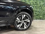 Volvo XC90 T8 AWD Recharge R-Design Long Range | Harman Kardon | 455pk | Schuifdak | Adaptieve Cruise Control | Stoelverwarming voor+achter | Stuurwielverwarming | 20 Inch | Full LED meesturende koplampen | Pilot Assist | BLIS Dode Hoek Detectie | Elektrische voorstoelen geheugen | R-Design Contourstoelen Nappa lederen/Alcantara met wit stiksel en bies | Zitting verlenging voorstoelen | Lederen dashboard | Keyless Drive | Parkeersensoren voor+achter | Privacy Glass | Elektrisch bedienbare achterklep | Geïntegreerde zongordijnen achterportieren | 7-Persoons | 4-Zone Climate Control | DAB Radio | Apple Carplay/Android Auto | Draadloos telefoon opladen | Verlichte instaplijsten | Volvo On Call met mobiele App functie | Onyx Black Metallic |