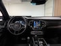 Volvo XC90 T8 AWD Recharge R-Design Long Range | Harman Kardon | 455pk | Schuifdak | Adaptieve Cruise Control | Stoelverwarming voor+achter | Stuurwielverwarming | 20 Inch | Full LED meesturende koplampen | Pilot Assist | BLIS Dode Hoek Detectie | Elektrische voorstoelen geheugen | R-Design Contourstoelen Nappa lederen/Alcantara met wit stiksel en bies | Zitting verlenging voorstoelen | Lederen dashboard | Keyless Drive | Parkeersensoren voor+achter | Privacy Glass | Elektrisch bedienbare achterklep | Geïntegreerde zongordijnen achterportieren | 7-Persoons | 4-Zone Climate Control | DAB Radio | Apple Carplay/Android Auto | Draadloos telefoon opladen | Verlichte instaplijsten | Volvo On Call met mobiele App functie | Onyx Black Metallic |