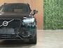 Volvo XC90 T8 AWD Recharge R-Design Long Range | Harman Kardon | 455pk | Schuifdak | Adaptieve Cruise Control | Stoelverwarming voor+achter | Stuurwielverwarming | 20 Inch | Full LED meesturende koplampen | Pilot Assist | BLIS Dode Hoek Detectie | Elektrische voorstoelen geheugen | R-Design Contourstoelen Nappa lederen/Alcantara met wit stiksel en bies | Zitting verlenging voorstoelen | Lederen dashboard | Keyless Drive | Parkeersensoren voor+achter | Privacy Glass | Elektrisch bedienbare achterklep | Geïntegreerde zongordijnen achterportieren | 7-Persoons | 4-Zone Climate Control | DAB Radio | Apple Carplay/Android Auto | Draadloos telefoon opladen | Verlichte instaplijsten | Volvo On Call met mobiele App functie | Onyx Black Metallic |