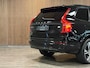 Volvo XC90 T8 AWD Recharge R-Design Long Range | Harman Kardon | 455pk | Schuifdak | Adaptieve Cruise Control | Stoelverwarming voor+achter | Stuurwielverwarming | 20 Inch | Full LED meesturende koplampen | Pilot Assist | BLIS Dode Hoek Detectie | Elektrische voorstoelen geheugen | R-Design Contourstoelen Nappa lederen/Alcantara met wit stiksel en bies | Zitting verlenging voorstoelen | Lederen dashboard | Keyless Drive | Parkeersensoren voor+achter | Privacy Glass | Elektrisch bedienbare achterklep | Geïntegreerde zongordijnen achterportieren | 7-Persoons | 4-Zone Climate Control | DAB Radio | Apple Carplay/Android Auto | Draadloos telefoon opladen | Verlichte instaplijsten | Volvo On Call met mobiele App functie | Onyx Black Metallic |