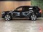 Volvo XC90 T8 AWD Recharge R-Design Long Range | Harman Kardon | 455pk | Schuifdak | Adaptieve Cruise Control | Stoelverwarming voor+achter | Stuurwielverwarming | 20 Inch | Full LED meesturende koplampen | Pilot Assist | BLIS Dode Hoek Detectie | Elektrische voorstoelen geheugen | R-Design Contourstoelen Nappa lederen/Alcantara met wit stiksel en bies | Zitting verlenging voorstoelen | Lederen dashboard | Keyless Drive | Parkeersensoren voor+achter | Privacy Glass | Elektrisch bedienbare achterklep | Geïntegreerde zongordijnen achterportieren | 7-Persoons | 4-Zone Climate Control | DAB Radio | Apple Carplay/Android Auto | Draadloos telefoon opladen | Verlichte instaplijsten | Volvo On Call met mobiele App functie | Onyx Black Metallic |