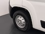 Peugeot Boxer 330 2.2HDi 141PK L2H2 3-Persoons Euro 6 Trekhaak Camera Airco Navi Cruise Control Pdc Betonplex Vloer Wandbetimmering Schuifdeur 1e Eigenaar 2.500KG Trekgewicht