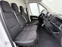 Peugeot Boxer 330 2.2HDi 141PK L2H2 3-Persoons Euro 6 Trekhaak Camera Airco Navi Cruise Control Pdc Betonplex Vloer Wandbetimmering Schuifdeur 1e Eigenaar 2.500KG Trekgewicht