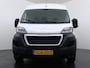 Peugeot Boxer 330 2.2HDi 141PK L2H2 3-Persoons Euro 6 Trekhaak Camera Airco Navi Cruise Control Pdc Betonplex Vloer Wandbetimmering Schuifdeur 1e Eigenaar 2.500KG Trekgewicht