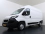 Peugeot Boxer 330 2.2HDi 141PK L2H2 3-Persoons Euro 6 Trekhaak Camera Airco Navi Cruise Control Pdc Betonplex Vloer Wandbetimmering Schuifdeur 1e Eigenaar 2.500KG Trekgewicht