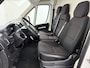 Peugeot Boxer 330 2.2HDi 141PK L2H2 3-Persoons Euro 6 Trekhaak Camera Airco Navi Cruise Control Pdc Betonplex Vloer Wandbetimmering Schuifdeur 1e Eigenaar 2.500KG Trekgewicht