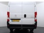 Peugeot Boxer 330 2.2HDi 141PK L2H2 3-Persoons Euro 6 Trekhaak Camera Airco Navi Cruise Control Pdc Betonplex Vloer Wandbetimmering Schuifdeur 1e Eigenaar 2.500KG Trekgewicht