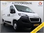 Peugeot Boxer 330 2.2HDi 141PK L2H2 3-Persoons Euro 6 Trekhaak Camera Airco Navi Cruise Control Pdc Betonplex Vloer Wandbetimmering Schuifdeur 1e Eigenaar 2.500KG Trekgewicht