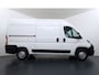Peugeot Boxer 330 2.2HDi 141PK L2H2 3-Persoons Euro 6 Trekhaak Camera Airco Navi Cruise Control Pdc Betonplex Vloer Wandbetimmering Schuifdeur 1e Eigenaar 2.500KG Trekgewicht