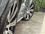 Volvo XC90 T8 AWD Recharge Ultimate Ultra Bright | Luchtvering | Trekhaak | 360 Camera | Head-Up Display | Harman Kardon | 455pk | Adaptieve Cruise Control | Stoelverwarming voor+achter | Stuurwielverwarming | Schuifdak | 21 Inch | Full LED Meesturende koplampen | Standkachel met Volvo On Call App | Pilot Assist | BLIS Dode Hoek Detectie | Elektrische voorstoelen geheugen | R-Design Contour Stoelen met wit stiksel en bies (Uniek in deze combinatie met exterieur!) | Zitting verlenging voorstoelen | Lederen Dashboard | Google Infotainment | Keyless Drive | Parkeersensoren voor+achter | Privacy Glass | Elektrisch bedienbare achterklep | Geïntegreerde zongordijnen achterportieren | Geïntegreerd kinderzitje achterin | Verlichte instaplijsten | 7-Persoons | 4-Zone Climate Control | DAB Radio | Apple Carplay/Android Auto | Draadloos telefoon opladen | Volvo On Call met mobiele App functie | Vapour Grey Metallic |