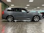 Volvo XC90 T8 AWD Recharge Ultimate Ultra Bright | Luchtvering | Trekhaak | 360 Camera | Head-Up Display | Harman Kardon | 455pk | Adaptieve Cruise Control | Stoelverwarming voor+achter | Stuurwielverwarming | Schuifdak | 21 Inch | Full LED Meesturende koplampen | Standkachel met Volvo On Call App | Pilot Assist | BLIS Dode Hoek Detectie | Elektrische voorstoelen geheugen | R-Design Contour Stoelen met wit stiksel en bies (Uniek in deze combinatie met exterieur!) | Zitting verlenging voorstoelen | Lederen Dashboard | Google Infotainment | Keyless Drive | Parkeersensoren voor+achter | Privacy Glass | Elektrisch bedienbare achterklep | Geïntegreerde zongordijnen achterportieren | Geïntegreerd kinderzitje achterin | Verlichte instaplijsten | 7-Persoons | 4-Zone Climate Control | DAB Radio | Apple Carplay/Android Auto | Draadloos telefoon opladen | Volvo On Call met mobiele App functie | Vapour Grey Metallic |