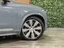 Volvo XC90 T8 AWD Recharge Ultimate Ultra Bright | Luchtvering | Trekhaak | 360 Camera | Head-Up Display | Harman Kardon | 455pk | Adaptieve Cruise Control | Stoelverwarming voor+achter | Stuurwielverwarming | Schuifdak | 21 Inch | Full LED Meesturende koplampen | Standkachel met Volvo On Call App | Pilot Assist | BLIS Dode Hoek Detectie | Elektrische voorstoelen geheugen | R-Design Contour Stoelen met wit stiksel en bies (Uniek in deze combinatie met exterieur!) | Zitting verlenging voorstoelen | Lederen Dashboard | Google Infotainment | Keyless Drive | Parkeersensoren voor+achter | Privacy Glass | Elektrisch bedienbare achterklep | Geïntegreerde zongordijnen achterportieren | Geïntegreerd kinderzitje achterin | Verlichte instaplijsten | 7-Persoons | 4-Zone Climate Control | DAB Radio | Apple Carplay/Android Auto | Draadloos telefoon opladen | Volvo On Call met mobiele App functie | Vapour Grey Metallic |