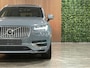 Volvo XC90 T8 AWD Recharge Ultimate Ultra Bright | Luchtvering | Trekhaak | 360 Camera | Head-Up Display | Harman Kardon | 455pk | Adaptieve Cruise Control | Stoelverwarming voor+achter | Stuurwielverwarming | Schuifdak | 21 Inch | Full LED Meesturende koplampen | Standkachel met Volvo On Call App | Pilot Assist | BLIS Dode Hoek Detectie | Elektrische voorstoelen geheugen | R-Design Contour Stoelen met wit stiksel en bies (Uniek in deze combinatie met exterieur!) | Zitting verlenging voorstoelen | Lederen Dashboard | Google Infotainment | Keyless Drive | Parkeersensoren voor+achter | Privacy Glass | Elektrisch bedienbare achterklep | Geïntegreerde zongordijnen achterportieren | Geïntegreerd kinderzitje achterin | Verlichte instaplijsten | 7-Persoons | 4-Zone Climate Control | DAB Radio | Apple Carplay/Android Auto | Draadloos telefoon opladen | Volvo On Call met mobiele App functie | Vapour Grey Metallic |