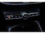 Volvo XC40 T3 Momentum Pro | Panoramisch Schuif-/Kanteldak | Verwarmde voorruit | Elektrische achterklep | Climate Control | Parkeersensoren achter | Brake Assist System | high Perfomance Audio | Dealeronderhouden