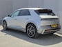 Hyundai Ioniq 5 Lounge AWD 84 kWh / SOH 99% / Fabrieksgarantie tot 02-2030 / CCS snelladen / Head Up Display / Warmtepomp / Trekgewicht 1600 kg / Elektrische achterklep / Stuur- Stoel & Achterbank verwarming / Rondomzicht camera / Bose Audio Systeem / Adaptief cruise control /