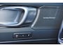 Volvo XC40 B3 Ultra Dark - Panorama/schuifdak - IntelliSafe Assist & Surround - 360º Camera - Harman/Kardon audio - Verwarmde voorstoelen & stuur - Parkeersensoren voor & achter - Elektr. bedienb. voorstoelen met geheugen links - Draadloze tel. lader - Extra getint glas - Inklapbare trekhaak - 19' LMV