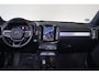 Volvo XC40 B3 Ultra Dark - Panorama/schuifdak - IntelliSafe Assist & Surround - 360º Camera - Harman/Kardon audio - Verwarmde voorstoelen & stuur - Parkeersensoren voor & achter - Elektr. bedienb. voorstoelen met geheugen links - Draadloze tel. lader - Extra getint glas - Inklapbare trekhaak - 19' LMV