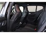 Volvo XC40 B3 Ultra Dark - Panorama/schuifdak - IntelliSafe Assist & Surround - 360º Camera - Harman/Kardon audio - Verwarmde voorstoelen & stuur - Parkeersensoren voor & achter - Elektr. bedienb. voorstoelen met geheugen links - Draadloze tel. lader - Extra getint glas - Inklapbare trekhaak - 19' LMV