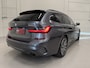 BMW 3-Serie Touring 330e M-Sport PANO/LASER/HEAD-UP/CAMERA/ACC/SFEER/M-SPORTSTOELEN/KEYLESS/18"/CARPLAY/DONKERE-HEMEL/SHADOW-LINE/MINERAL-GRAU/VOLLLEDIG BMW DEALER HISTORIE