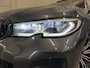 BMW 3-Serie Touring 330e M-Sport PANO/LASER/HEAD-UP/CAMERA/ACC/SFEER/M-SPORTSTOELEN/KEYLESS/18"/CARPLAY/DONKERE-HEMEL/SHADOW-LINE/MINERAL-GRAU/VOLLLEDIG BMW DEALER HISTORIE