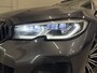 BMW 3-Serie Touring 330e M-Sport PANO/LASER/HEAD-UP/CAMERA/ACC/SFEER/M-SPORTSTOELEN/KEYLESS/18"/CARPLAY/DONKERE-HEMEL/SHADOW-LINE/MINERAL-GRAU/VOLLLEDIG BMW DEALER HISTORIE