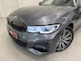 BMW 3-Serie Touring 330e M-Sport PANO/LASER/HEAD-UP/CAMERA/ACC/SFEER/M-SPORTSTOELEN/KEYLESS/18"/CARPLAY/DONKERE-HEMEL/SHADOW-LINE/MINERAL-GRAU/VOLLLEDIG BMW DEALER HISTORIE