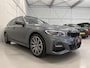 BMW 3-Serie Touring 330e M-Sport PANO/LASER/HEAD-UP/CAMERA/ACC/SFEER/M-SPORTSTOELEN/KEYLESS/18"/CARPLAY/DONKERE-HEMEL/SHADOW-LINE/MINERAL-GRAU/VOLLLEDIG BMW DEALER HISTORIE