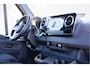 Mercedes-Benz Sprinter 319 3.0 CDI V6 L2H2 3-ZITS, AUT. LED, 3.5T TREKHAAK, MBUX 10'', STANDKACHEL, ZONNEKLEP, VOORSPOILER, KUNSTSTOFDELEN IN KLEUR, CAMERA, NAVI, CRUISE