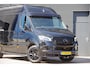 Mercedes-Benz Sprinter 319 3.0 CDI V6 L2H2 3-ZITS, AUT. LED, 3.5T TREKHAAK, MBUX 10'', STANDKACHEL, ZONNEKLEP, VOORSPOILER, KUNSTSTOFDELEN IN KLEUR, CAMERA, NAVI, CRUISE