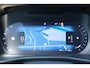 Volvo XC40 2.0 B4 Plus Black Edition | Denim Blue MEtallic | Microtech/Nubuck bekelding charcoal | 20 inch lichtmetalen velgen | Elektrisch verstelbare voorstoelen | Adaptieve Cruise Control | Panoramadak | Stoel- & stuurwielverwarming